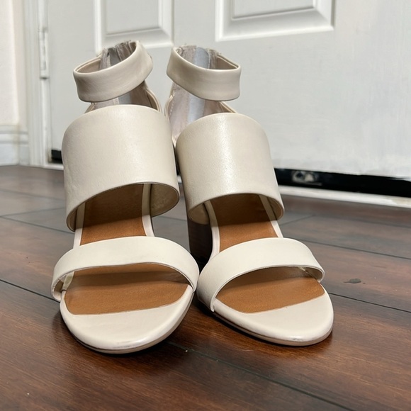 Seychelles Suave Leather Wedges Sandals size 9.5 in Natural Strappy Chic New - Picture 2 of 9